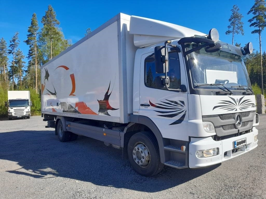 Mercedes-Benz Atego - Dobozos felépítményű teherautó: 3 kép. Mercedes-Benz Atego - Dobozos felépítményű teherautó: 3 kép.