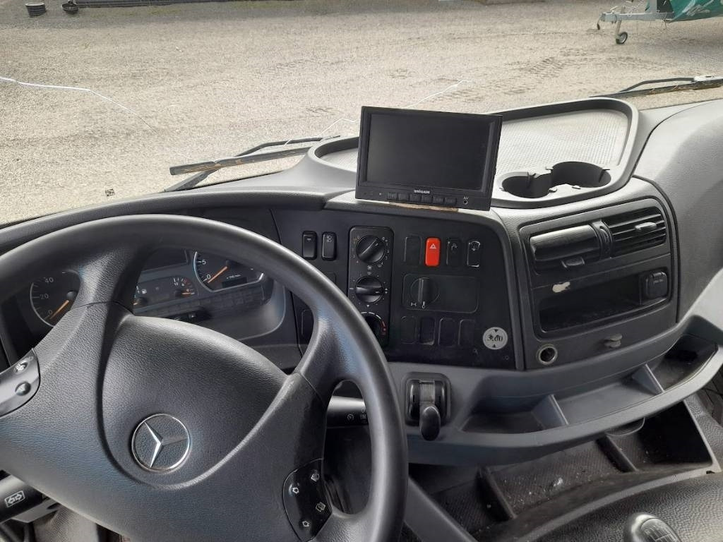 Mercedes-Benz Axor 1829 - Hűtős teherautó: 5 kép. Mercedes-Benz Axor 1829 - Hűtős teherautó: 5 kép.