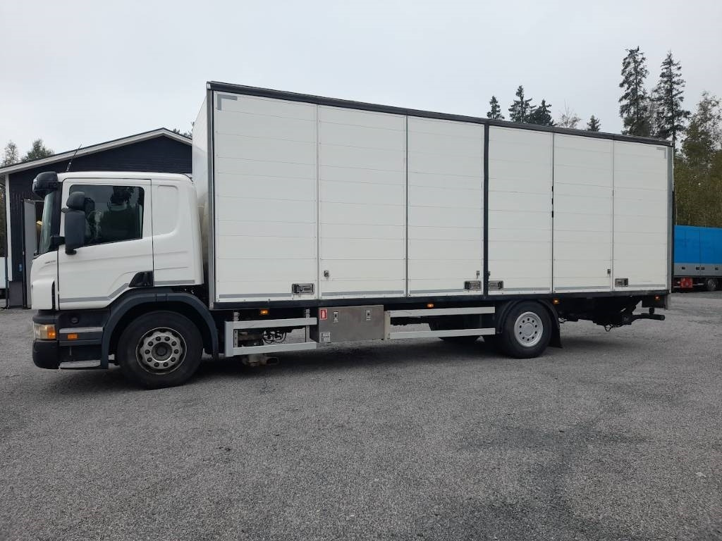 Scania P 230 DB - Dobozos felépítményű teherautó: 1 kép. Scania P 230 DB - Dobozos felépítményű teherautó: 1 kép.