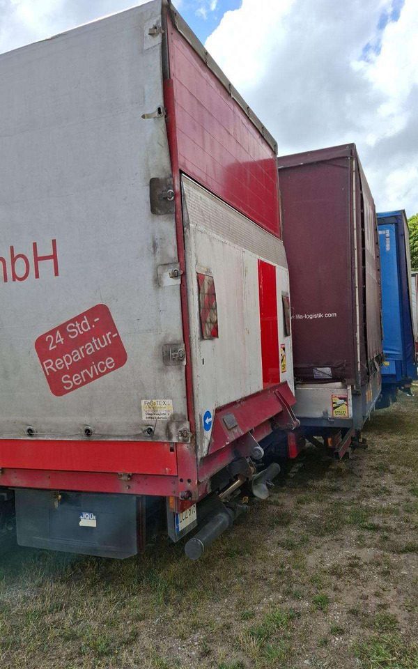 Mercedes-Benz 823 - Ponyvás teherautó: 4 kép. Mercedes-Benz 823 - Ponyvás teherautó: 4 kép.