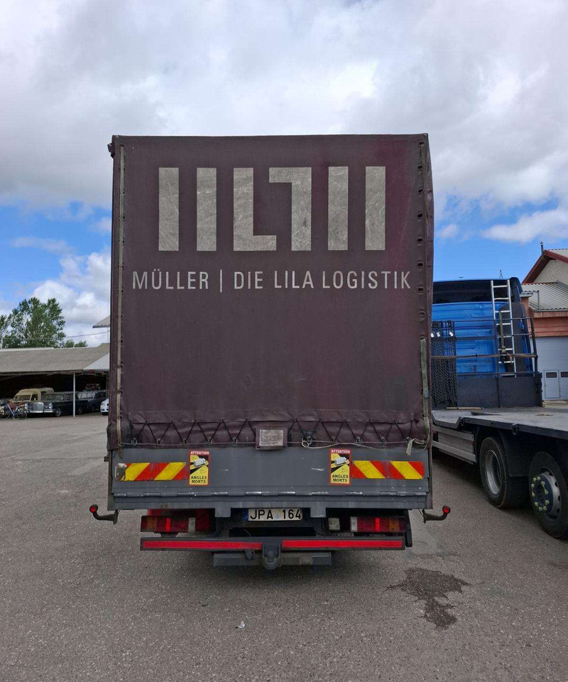 Mercedes-Benz Atego 818 - Ponyvás teherautó: 4 kép. Mercedes-Benz Atego 818 - Ponyvás teherautó: 4 kép.