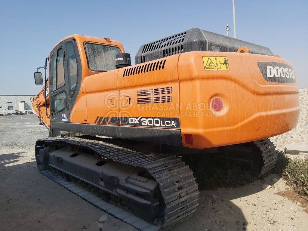 DOOSAN DX300 LCA – CRAWLER EXCAVATOR OPERATING WEIGHT 29.6 TON WITH 1.47 CBM BUCKET (HEAVY DUTY) SHOE 800MM TG MY2022 - Lánctalpas kotró: 2 kép. DOOSAN DX300 LCA – CRAWLER EXCAVATOR OPERATING WEIGHT 29.6 TON WITH 1.47 CBM BUCKET (HEAVY DUTY) SHOE 800MM TG MY2022 - Lánctalpas kotró: 2 kép.