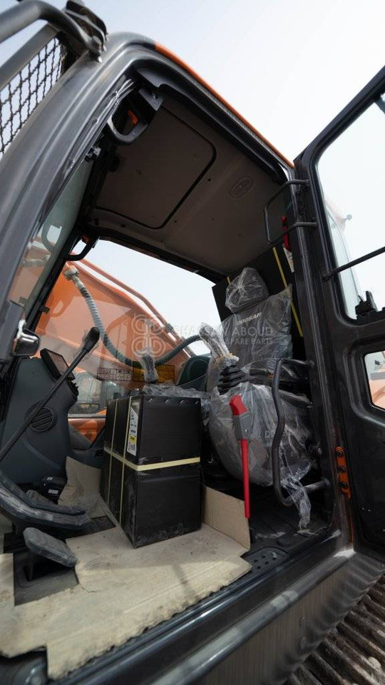 DOOSAN DX450 LCA-7M CRAWLER EXCAVATOR OPERATING WEIGHT 45 TON WITH 2.1 CBM BUCKET (HEAVY DUTY) SHOE 600MM MY2023 - Lánctalpas kotró: 5 kép. DOOSAN DX450 LCA-7M CRAWLER EXCAVATOR OPERATING WEIGHT 45 TON WITH 2.1 CBM BUCKET (HEAVY DUTY) SHOE 600MM MY2023 - Lánctalpas kotró: 5 kép.