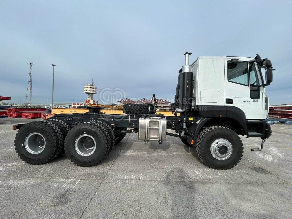 BARCELONA ASTRA HEAD 6×6 (HD9 66.48T) MY24 - Nyergesvontató: 3 kép. BARCELONA ASTRA HEAD 6×6 (HD9 66.48T) MY24 - Nyergesvontató: 3 kép.