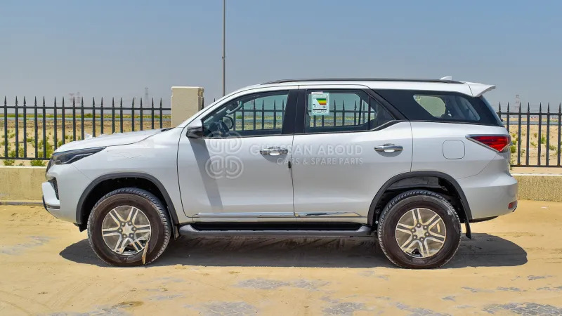 Toyota Fortuner 4x4 - Terepjáró/ SUV: 5 kép. Toyota Fortuner 4x4 - Terepjáró/ SUV: 5 kép.