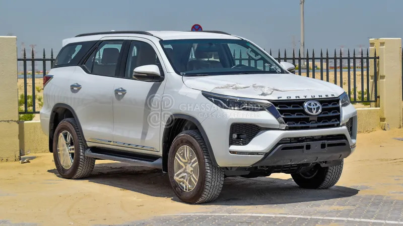 Toyota Fortuner 4x4 - Terepjáró/ SUV: 3 kép. Toyota Fortuner 4x4 - Terepjáró/ SUV: 3 kép.