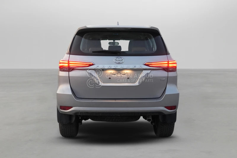 Toyota Fortuner 4x4 - Terepjáró/ SUV: 5 kép. Toyota Fortuner 4x4 - Terepjáró/ SUV: 5 kép.