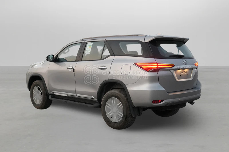 Toyota Fortuner 4x4 - Terepjáró/ SUV: 4 kép. Toyota Fortuner 4x4 - Terepjáró/ SUV: 4 kép.