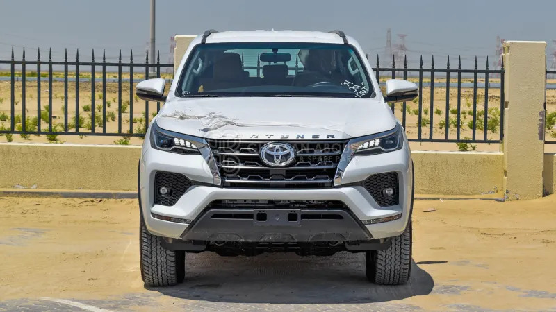 Toyota Fortuner 4x4 - Terepjáró/ SUV: 2 kép. Toyota Fortuner 4x4 - Terepjáró/ SUV: 2 kép.