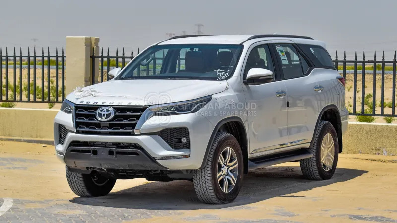 Toyota Fortuner 4x4 - Terepjáró/ SUV: 1 kép. Toyota Fortuner 4x4 - Terepjáró/ SUV: 1 kép.