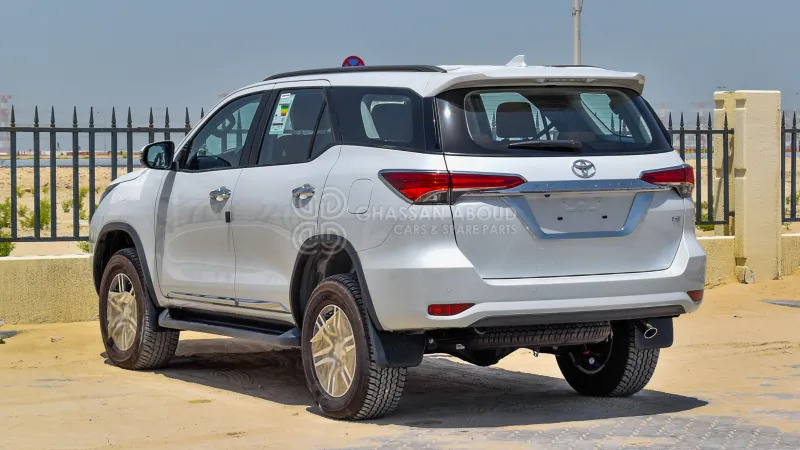 Toyota Fortuner 4x4 - Terepjáró/ SUV: 4 kép. Toyota Fortuner 4x4 - Terepjáró/ SUV: 4 kép.