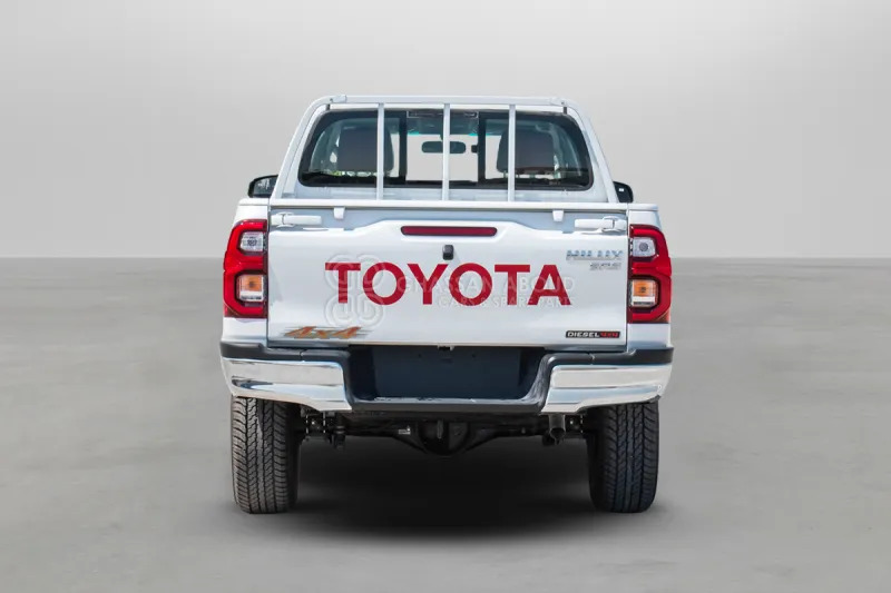 Toyota Hilux 4X4 Double Cabin - Pickup, Duplakabinos kisteherautó: 4 kép. Toyota Hilux 4X4 Double Cabin - Pickup, Duplakabinos kisteherautó: 4 kép.