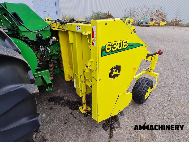 John Deere 630B pick-up - Takarmánybetakarító gép: 2 kép. John Deere 630B pick-up - Takarmánybetakarító gép: 2 kép.