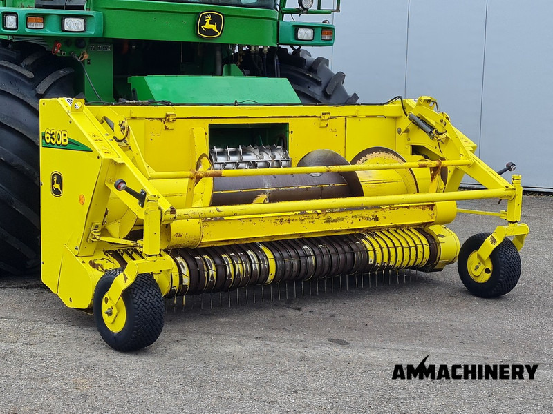 John Deere 630B pick-up - Takarmánybetakarító gép: 1 kép. John Deere 630B pick-up - Takarmánybetakarító gép: 1 kép.