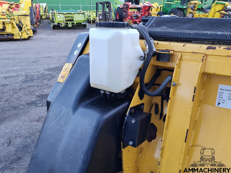 Takarmánybetakarító gép New Holland 273FP: 10 kép.