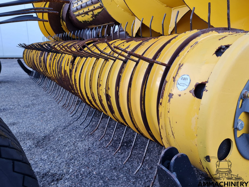 Takarmánybetakarító gép New Holland 273FP: 8 kép.
