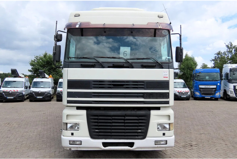 DAF XF 95.430 Manual diesel injection! Manual gearbox! - Ponyvás teherautó: 4 kép. DAF XF 95.430 Manual diesel injection! Manual gearbox! - Ponyvás teherautó: 4 kép.