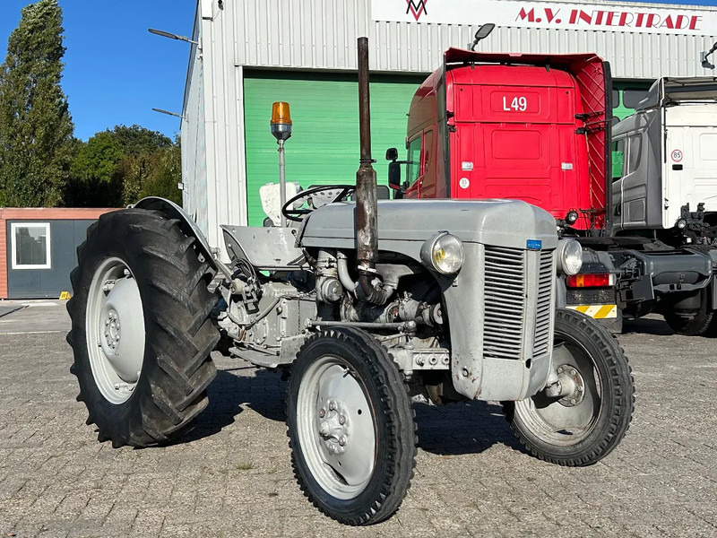 Diversen FERGUSON tractor - Traktor: 2 kép. Diversen FERGUSON tractor - Traktor: 2 kép.