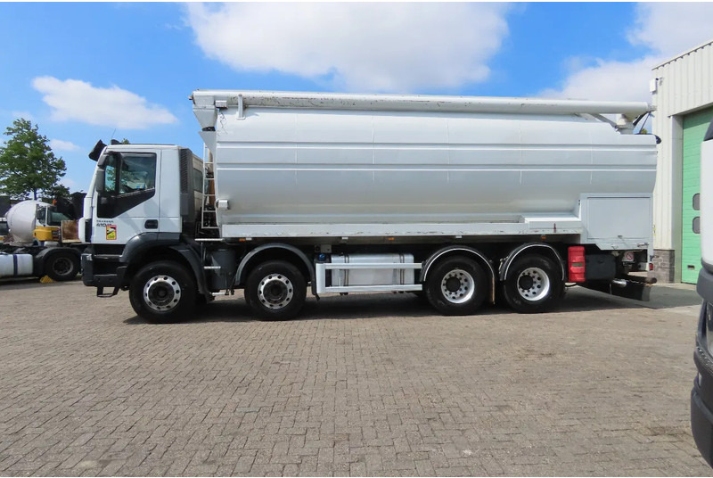 Iveco Eurotrakker 410 8x4. Light damages, 100% all working. 100% drivable - Tartályos teherautó: 4 kép. Iveco Eurotrakker 410 8x4. Light damages, 100% all working. 100% drivable - Tartályos teherautó: 4 kép.
