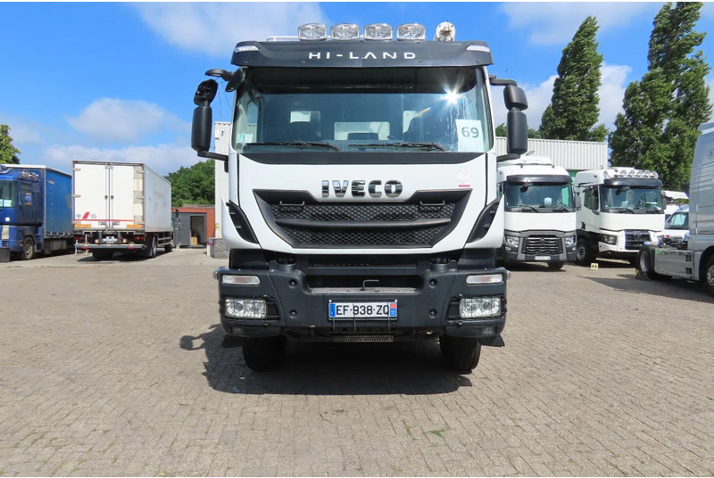Iveco Eurotrakker 410 8x4. Light damages, 100% all working. 100% drivable - Tartályos teherautó: 2 kép. Iveco Eurotrakker 410 8x4. Light damages, 100% all working. 100% drivable - Tartályos teherautó: 2 kép.
