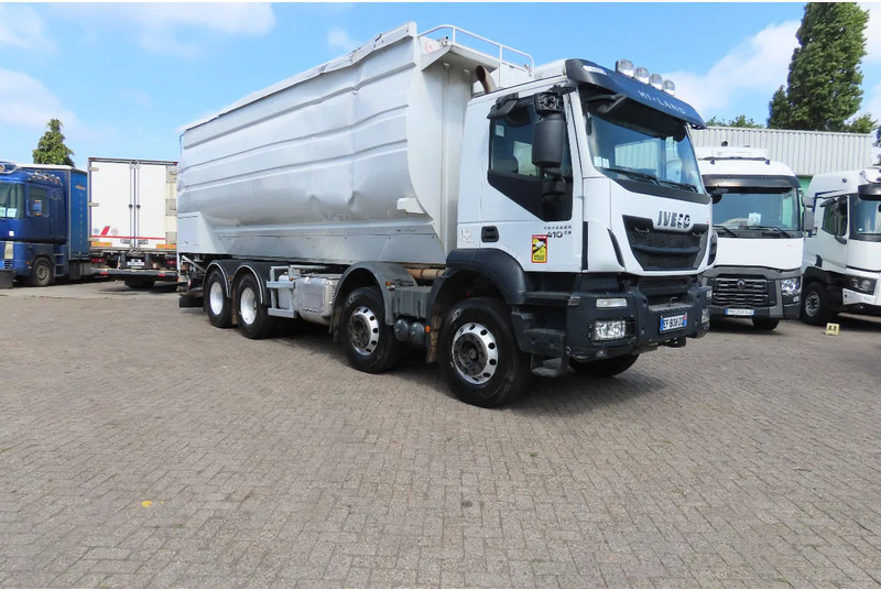 Iveco Eurotrakker 410 8x4. Light damages, 100% all working. 100% drivable - Tartályos teherautó: 3 kép. Iveco Eurotrakker 410 8x4. Light damages, 100% all working. 100% drivable - Tartályos teherautó: 3 kép.