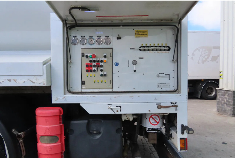 Tartályos teherautó Iveco Eurotrakker 410 8x4. Light damages, 100% all working. 100% drivable: 11 kép.