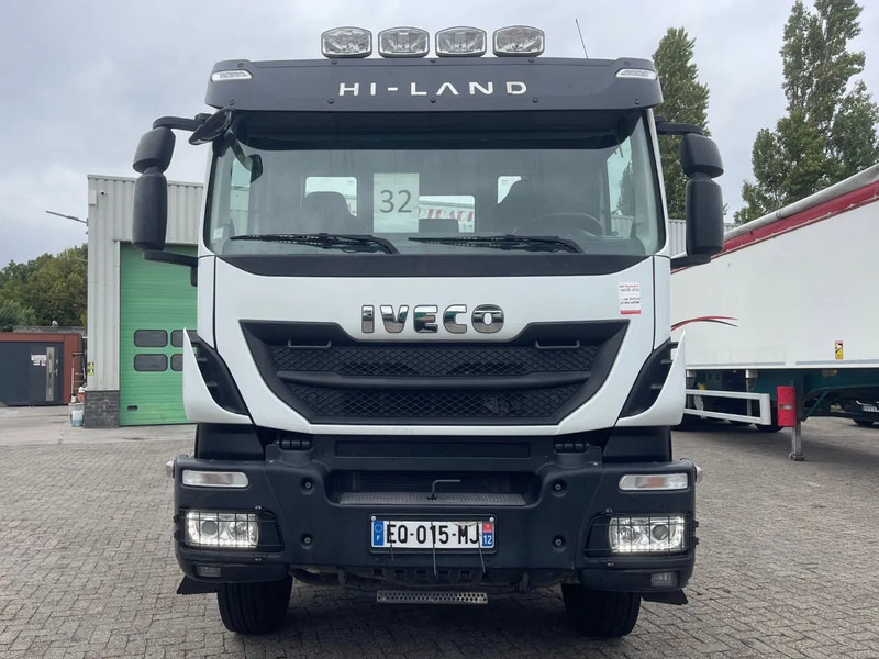 Iveco Trakker 410 PTO RETARDER, 8x4 , 442000 km! - Alvaz teherautó: 2 kép. Iveco Trakker 410 PTO RETARDER, 8x4 , 442000 km! - Alvaz teherautó: 2 kép.