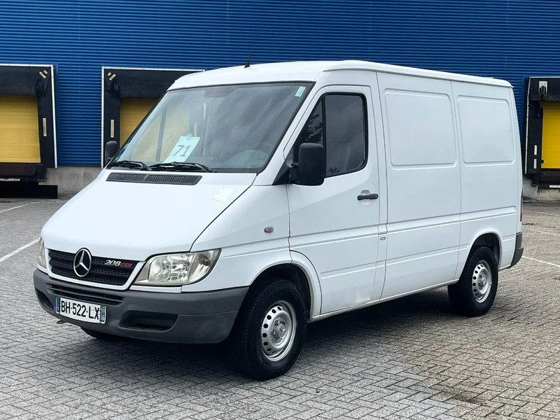 Mercedes-Benz Sprinter 208 3 seats. Very good bus! 100% engine and gearbox! France use - Furgon: 3 kép. Mercedes-Benz Sprinter 208 3 seats. Very good bus! 100% engine and gearbox! France use - Furgon: 3 kép.