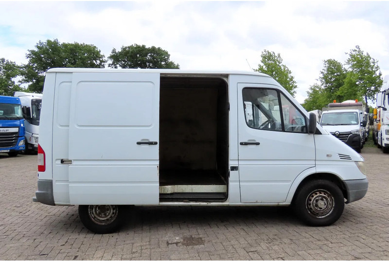 Mercedes-Benz Sprinter 208 3 seats. Very good bus! 100% engine and gearbox! France use - Furgon: 3 kép. Mercedes-Benz Sprinter 208 3 seats. Very good bus! 100% engine and gearbox! France use - Furgon: 3 kép.