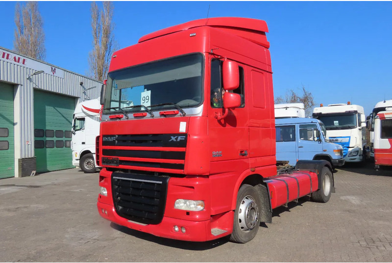 DAF XF 105.460 2 beds, 2 tanks - Nyergesvontató: 2 kép. DAF XF 105.460 2 beds, 2 tanks - Nyergesvontató: 2 kép.