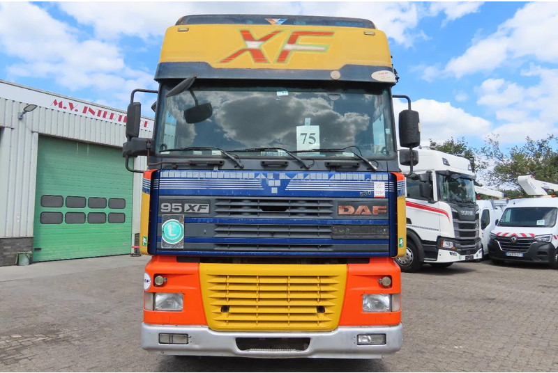 DAF XF 530 type E4, Manual!!! - Nyergesvontató: 3 kép. DAF XF 530 type E4, Manual!!! - Nyergesvontató: 3 kép.