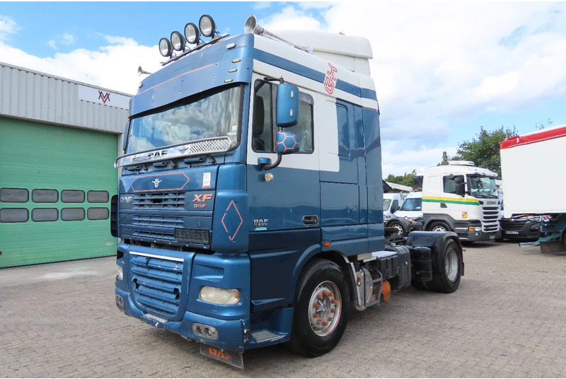 DAF XF 95.530 EURO4. Royal DAF! - Nyergesvontató: 1 kép. DAF XF 95.530 EURO4. Royal DAF! - Nyergesvontató: 1 kép.