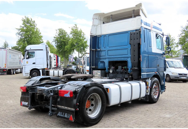 DAF XF 95.530 EURO4. Royal DAF! - Nyergesvontató: 4 kép. DAF XF 95.530 EURO4. Royal DAF! - Nyergesvontató: 4 kép.