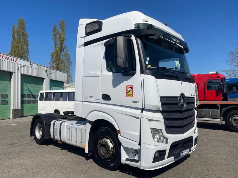 Mercedes-Benz Actros 1851 RETARDER, EVV, 831300 km original! RETARDER, 2 tanks - Nyergesvontató: 2 kép. Mercedes-Benz Actros 1851 RETARDER, EVV, 831300 km original! RETARDER, 2 tanks - Nyergesvontató: 2 kép.