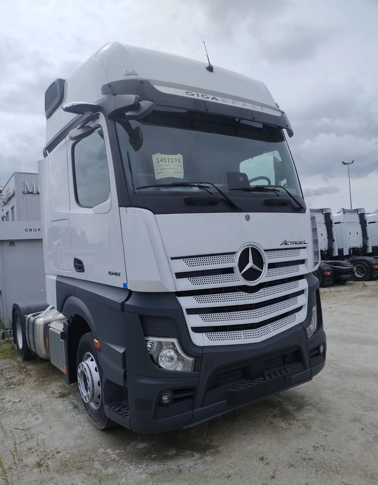 Mercedes-Benz Actros - Nyergesvontató: 2 kép. Mercedes-Benz Actros - Nyergesvontató: 2 kép.