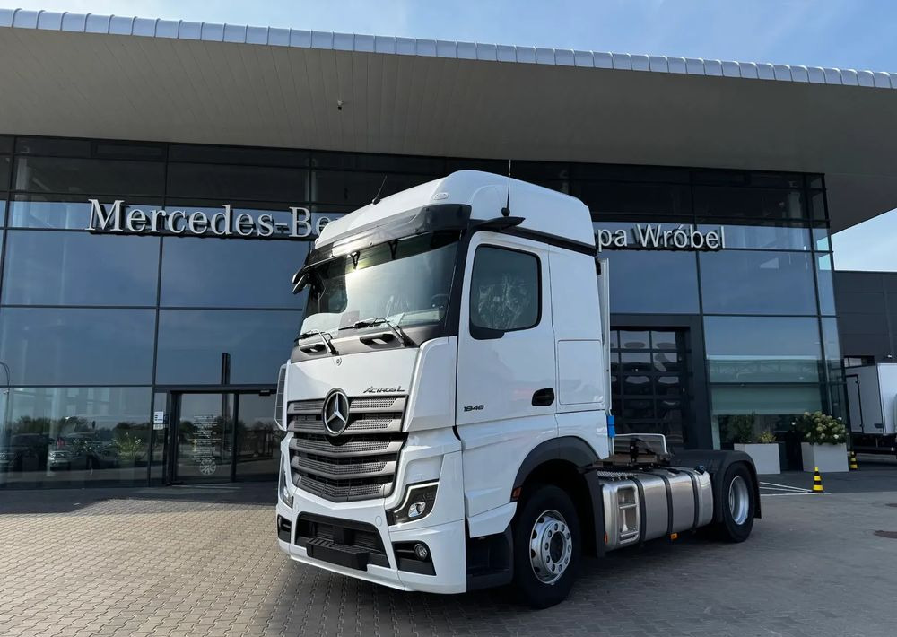 Mercedes-Benz Actros - Nyergesvontató: 2 kép. Mercedes-Benz Actros - Nyergesvontató: 2 kép.
