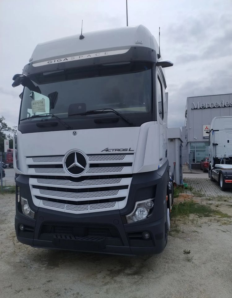 Mercedes-Benz Actros - Nyergesvontató: 1 kép. Mercedes-Benz Actros - Nyergesvontató: 1 kép.
