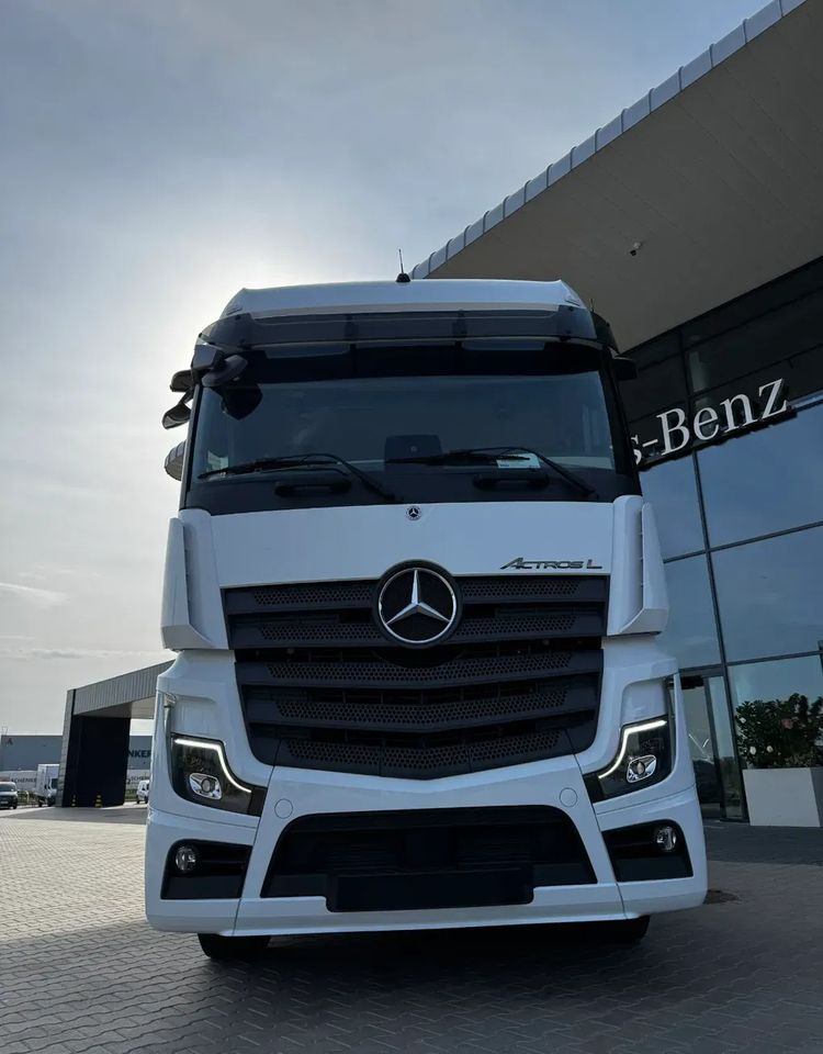 Mercedes-Benz Actros - Nyergesvontató: 1 kép. Mercedes-Benz Actros - Nyergesvontató: 1 kép.