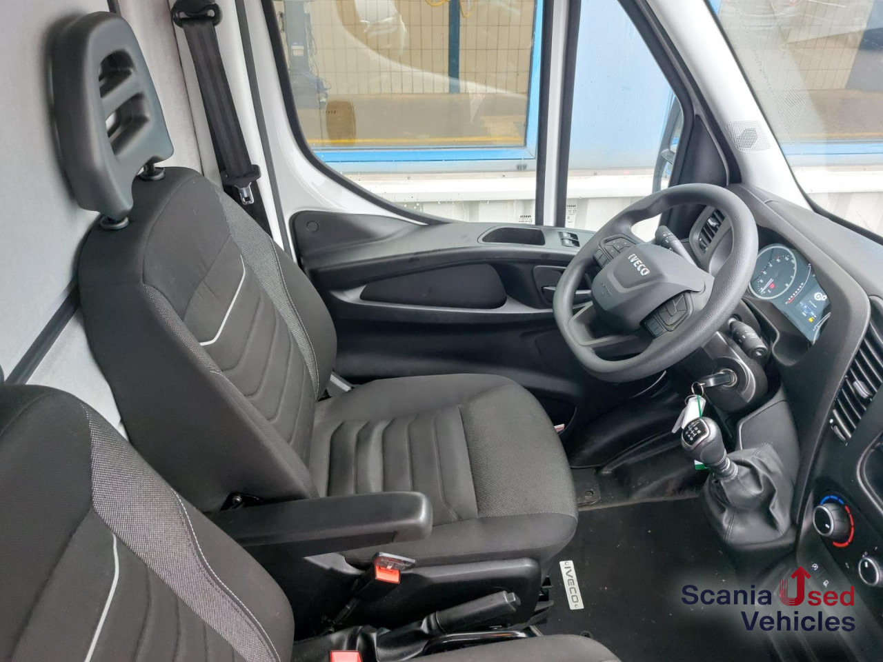 IVECO 35 C 16 Koffer Ladebordwand - Dobozos kisteherautó: 2 kép. IVECO 35 C 16 Koffer Ladebordwand - Dobozos kisteherautó: 2 kép.