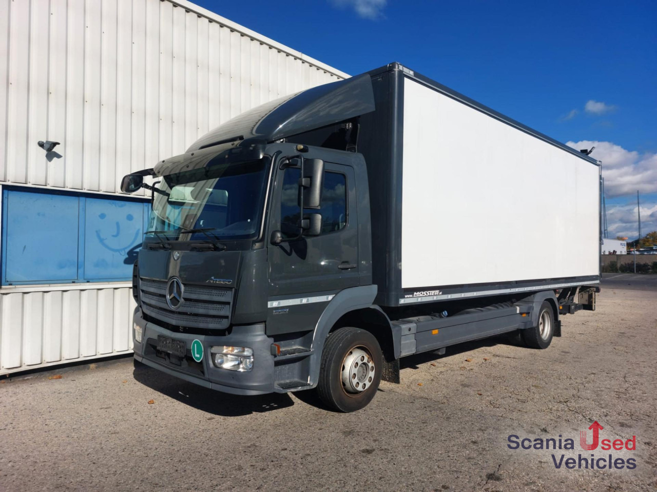 MERCEDES-BENZ Atego 1221 L Koffer Ladebordwand - Dobozos felépítményű teherautó: 1 kép. MERCEDES-BENZ Atego 1221 L Koffer Ladebordwand - Dobozos felépítményű teherautó: 1 kép.