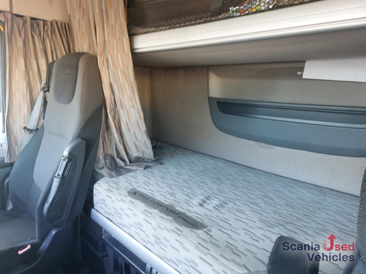 DAF XF 460 FT Space Cab Low deck - Nyergesvontató: 3 kép. DAF XF 460 FT Space Cab Low deck - Nyergesvontató: 3 kép.