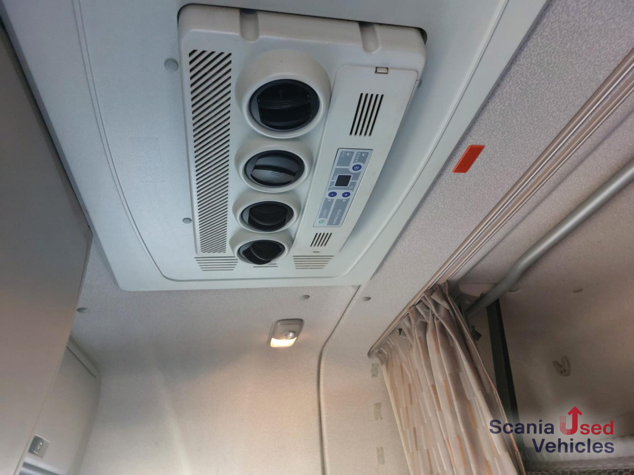 DAF XF 460 FT Space Cab Low deck - Nyergesvontató: 4 kép. DAF XF 460 FT Space Cab Low deck - Nyergesvontató: 4 kép.