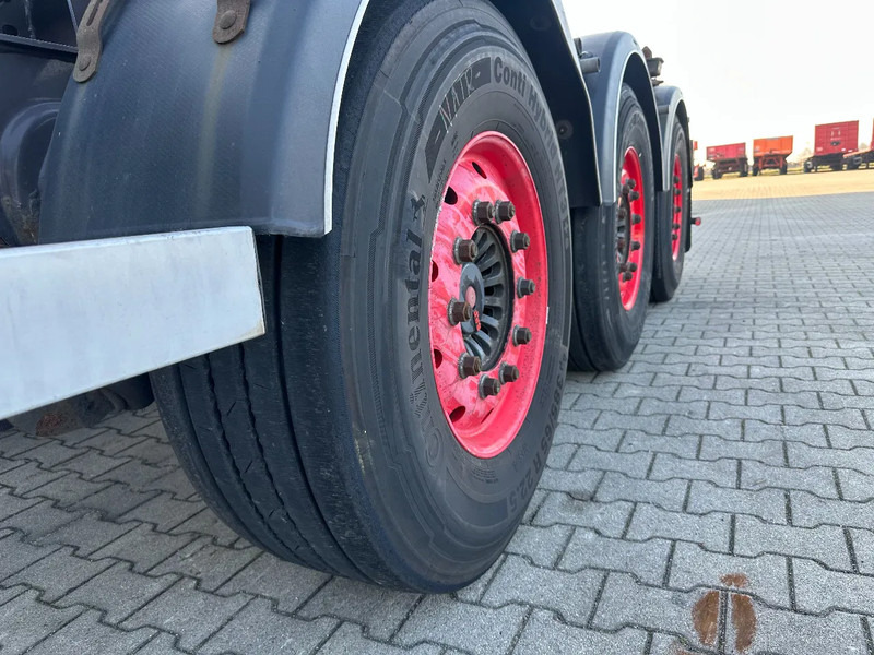 Félpótkocsi cserefelépítményes Burg 20FT + 20FT SWAP ADR (EX/II, EX/III, FL, AT) Chassis, empty weight: 3.690kg, SAF INTRADISC, 2x Liftaxle, NL-chassis, APK/ADR: 08: 15 kép.