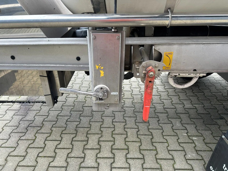 Tartályos félpótkocsi a következők szállításához élelmiszer Van Hool LEVENSMIDDELEN / 39.000L / 3-KAMMER / INOX / NL-Auflieger / APK: 05/2026: 19 kép. Tartályos félpótkocsi a következők szállításához élelmiszer Van Hool LEVENSMIDDELEN / 39.000L / 3-KAMMER / INOX / NL-Auflieger / APK: 05/2026: 19 kép.
