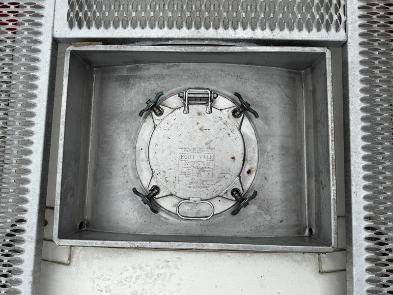 Tartály konténer a következők szállításához vegyi anyagok Welfit Oddy 20FT ISO, 24.990L / 1-COMP / 3 BAFFELS / T11 / 22K2 / 4 manholes / 5Y- + CSC-inspection valid until 04/2028: 14 kép. Tartály konténer a következők szállításához vegyi anyagok Welfit Oddy 20FT ISO, 24.990L / 1-COMP / 3 BAFFELS / T11 / 22K2 / 4 manholes / 5Y- + CSC-inspection valid until 04/2028: 14 kép.