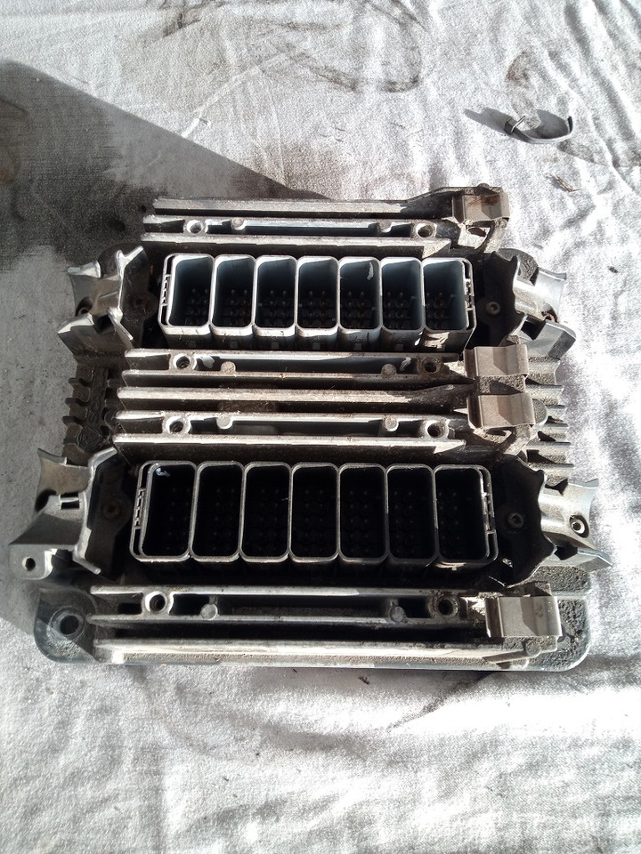 EDC Scania R450 DC13115 2330863 - ECU - Teherautó: 2 kép. EDC Scania R450 DC13115 2330863 - ECU - Teherautó: 2 kép.