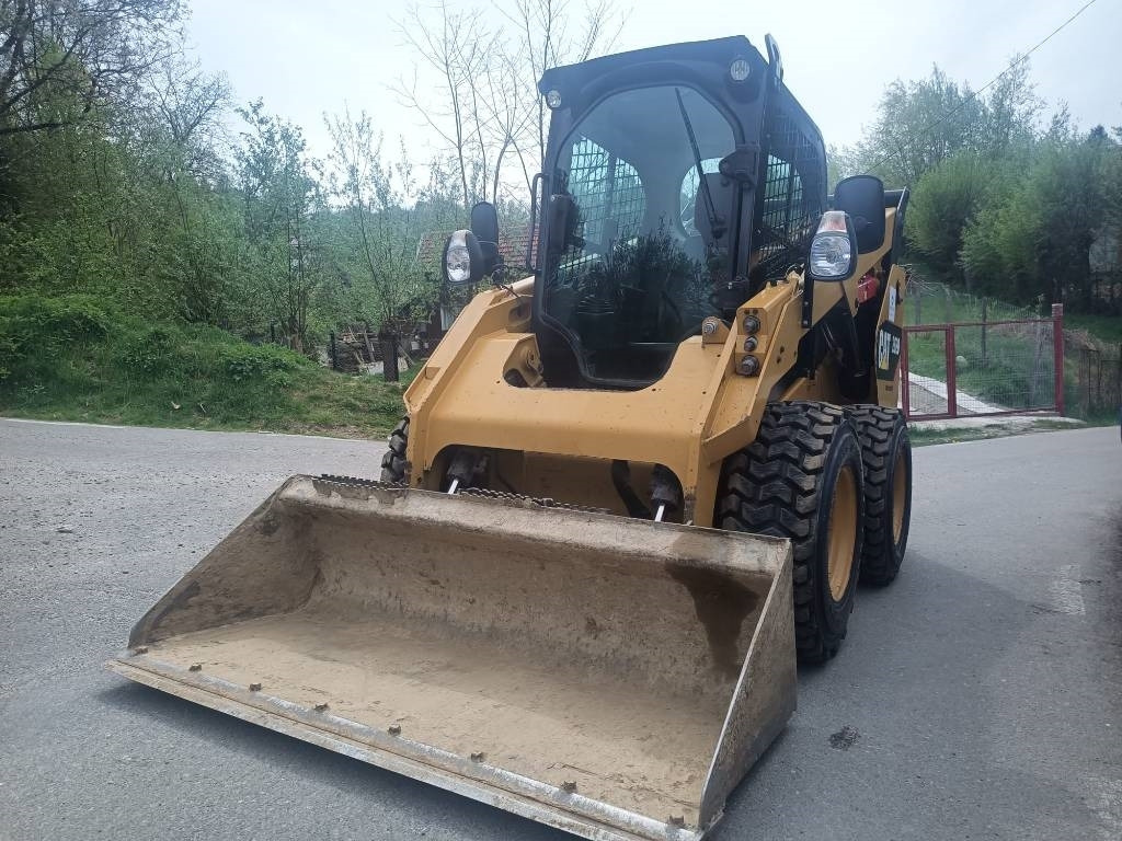 CATERPILLAR 262 D XPS - Mini homlokrakodó: 3 kép. CATERPILLAR 262 D XPS - Mini homlokrakodó: 3 kép.