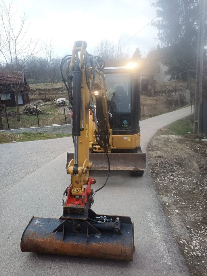CATERPILLAR 303 ECR - Lánctalpas kotró: 2 kép. CATERPILLAR 303 ECR - Lánctalpas kotró: 2 kép.