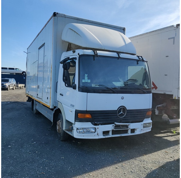 Mercedes-Benz 818 - Dobozos felépítményű teherautó: 2 kép. Mercedes-Benz 818 - Dobozos felépítményű teherautó: 2 kép.