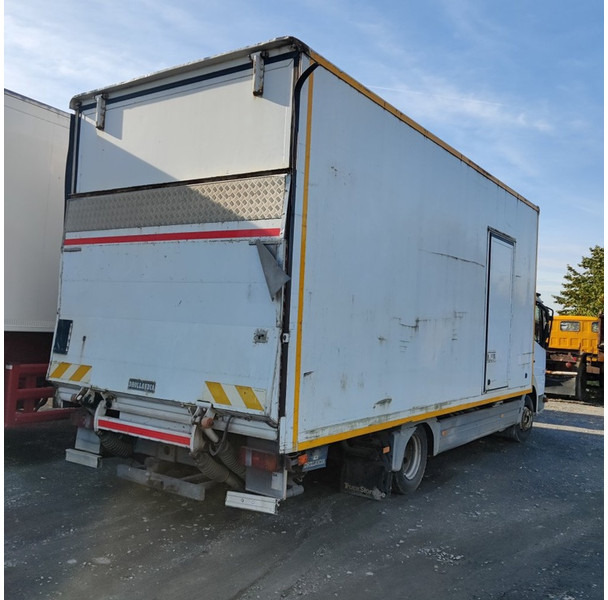 Mercedes-Benz 818 - Dobozos felépítményű teherautó: 3 kép. Mercedes-Benz 818 - Dobozos felépítményű teherautó: 3 kép.